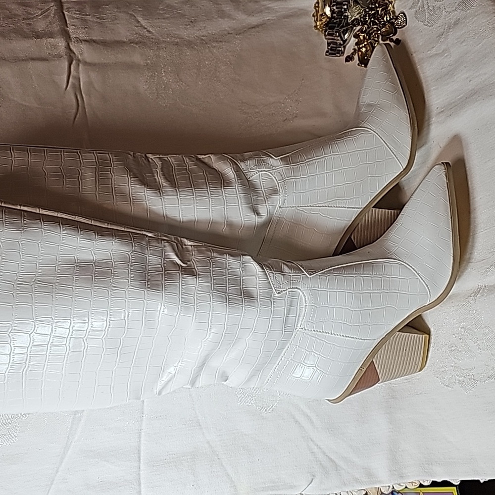 White boots size 10. Cool heel